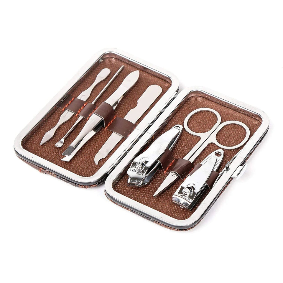 Manicure and pedicure kit with 7 essential tools