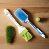 Spatula and pastry brush set for cake decorating.